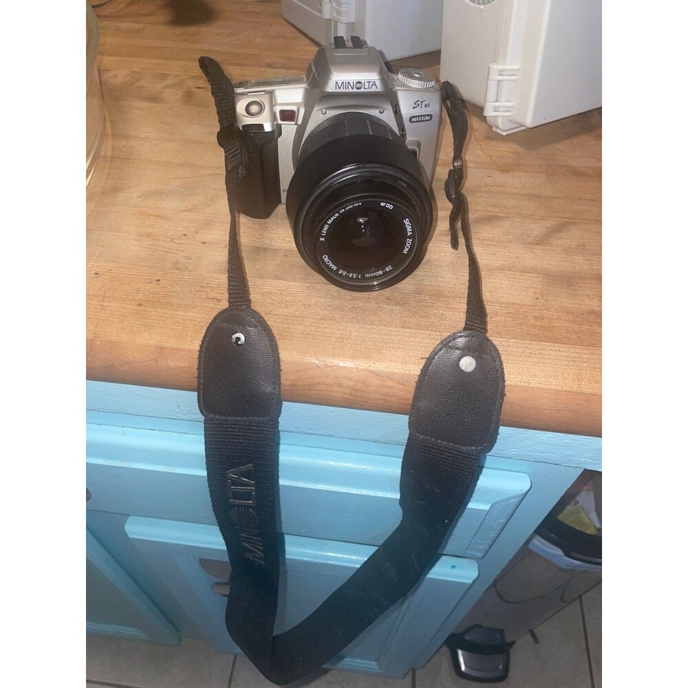 Minolta Maxxum STsi QD 35mm SLR Film Camera with lenses and flash